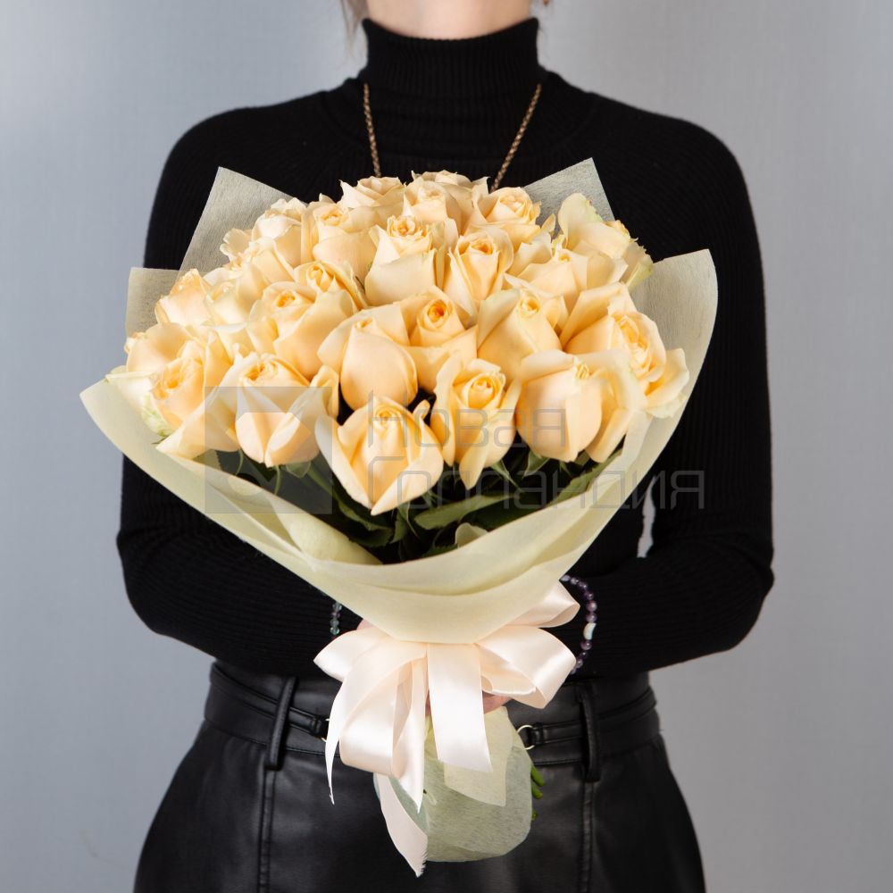 Букет 25 кремовых роз Кения 40 см в упаковке