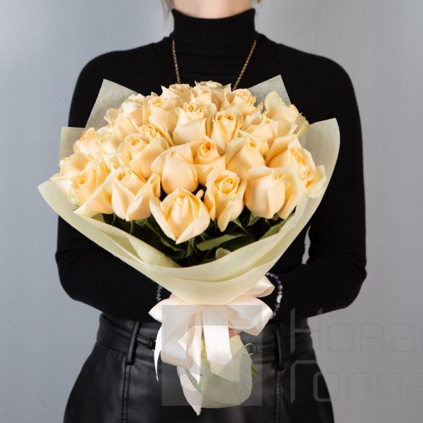 Букет 25 кремовых роз Кения 40 см в упаковке