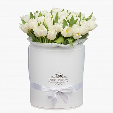 59 белых тюльпанов в большой белой шляпной коробке №509