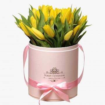35 желтых тюльпанов в розовой шляпной коробке №221