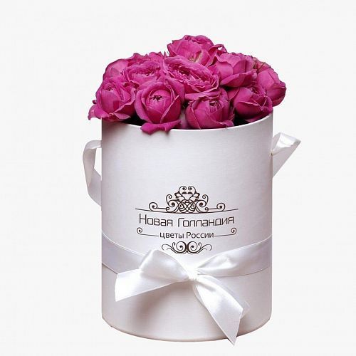 9 розовых кустовых пионовидных роз в маленькой белой коробке 