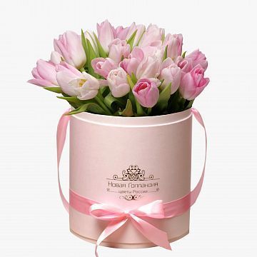 35 розовых тюльпанов в розовой шляпной коробке №217
