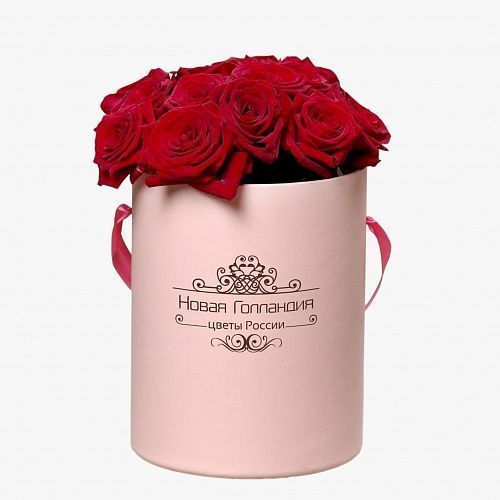 15 красных роз в розовой маленькой шляпной коробке 