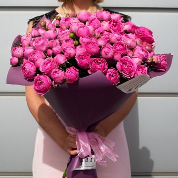 Букет из 11 кустовых пионовидных роз Мисти 40 см в дизайнерской упаковке