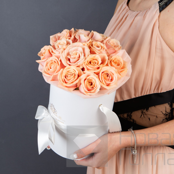 15 нюдовых роз в маленькой белой шляпной коробке №337