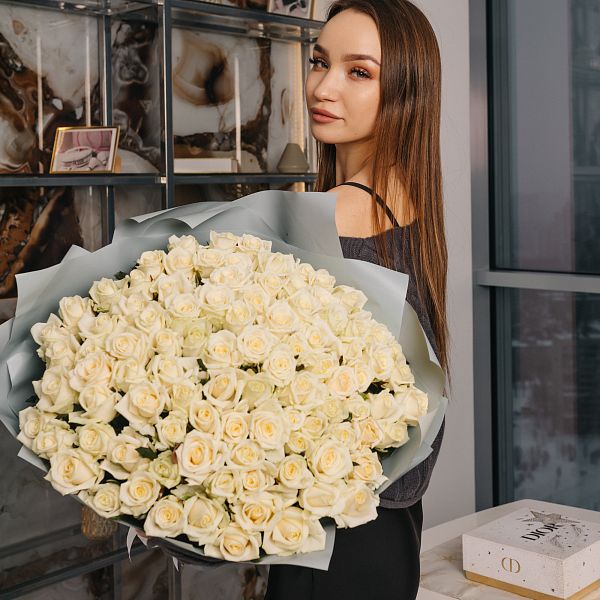 101 роза по низкой цене с доставкой 24 часа по СПб.