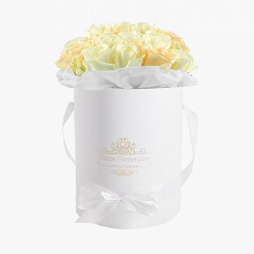 15 кремово-белых роз в маленькой белой коробке №755 15 кремово-белых роз в маленькой белой коробке №755