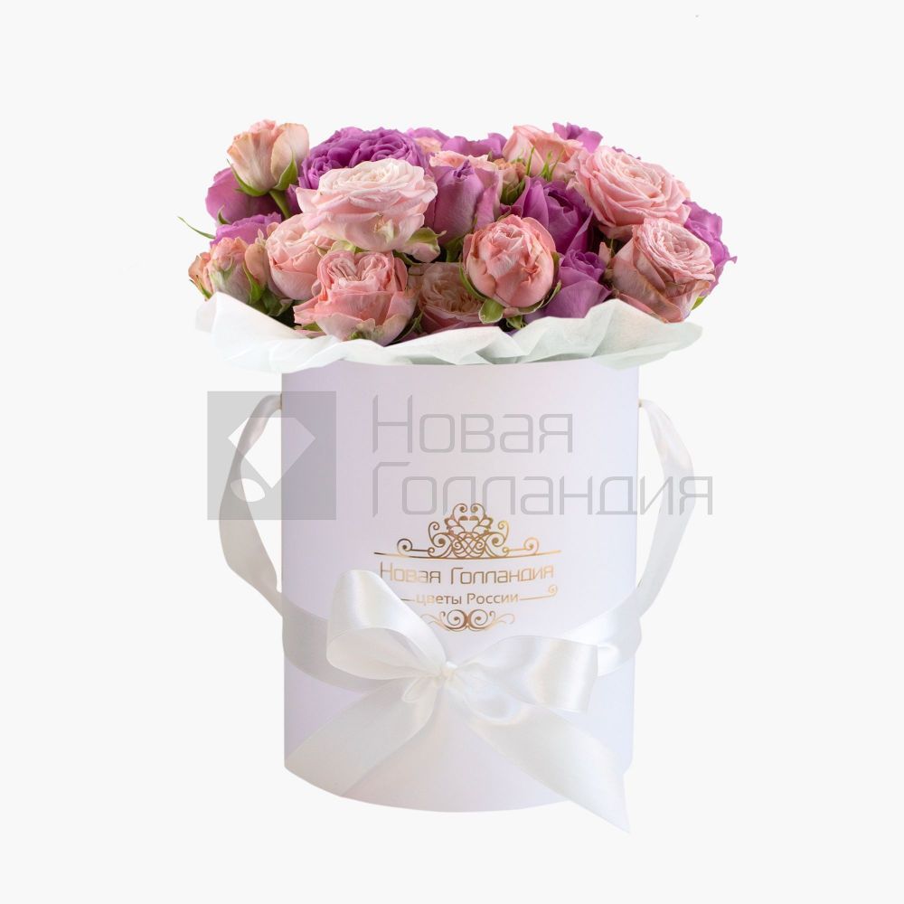 Розовые пионовидные кустовые розы микс в белой шляпной коробке №740