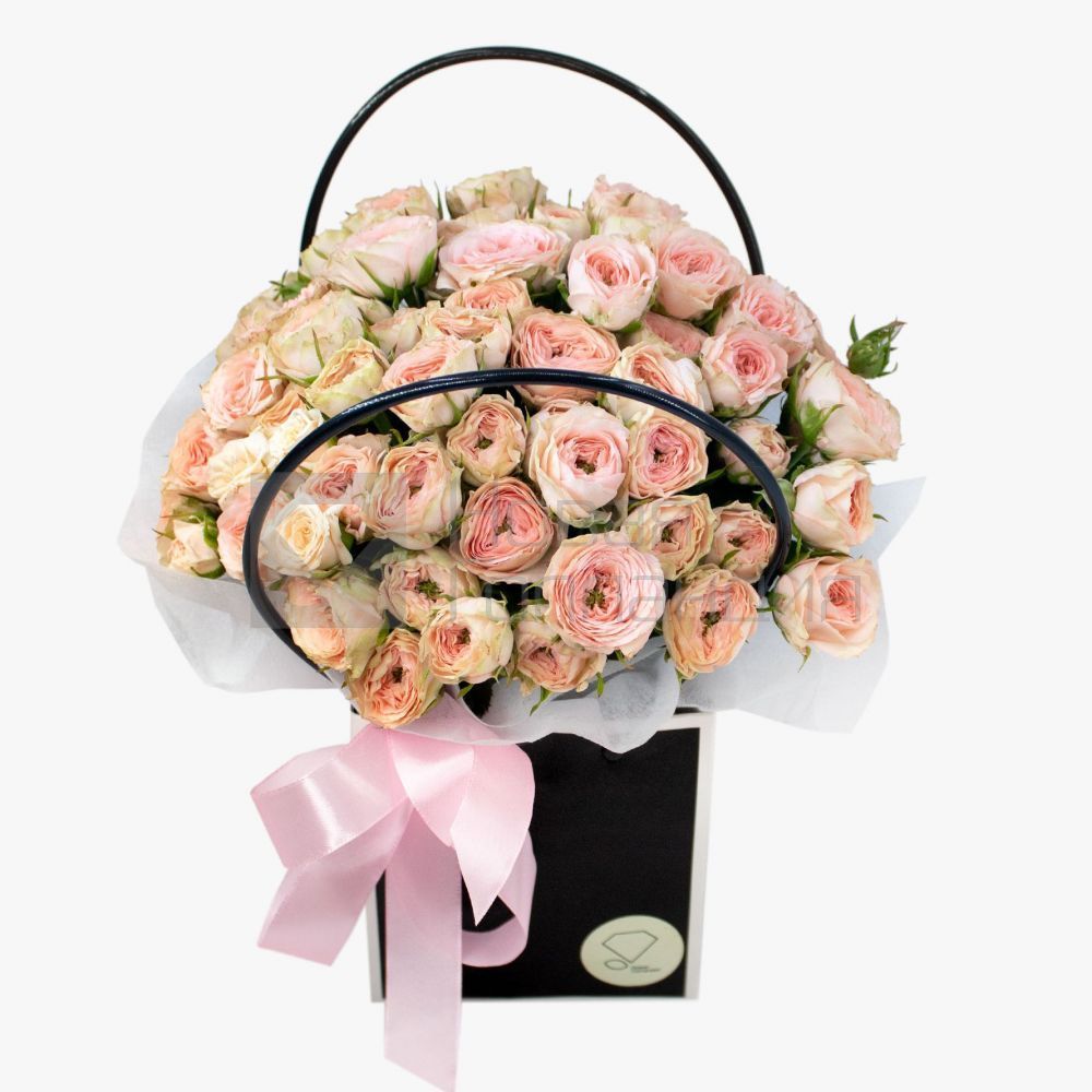 15 светлых кустовых пионовидных роз в сумочке