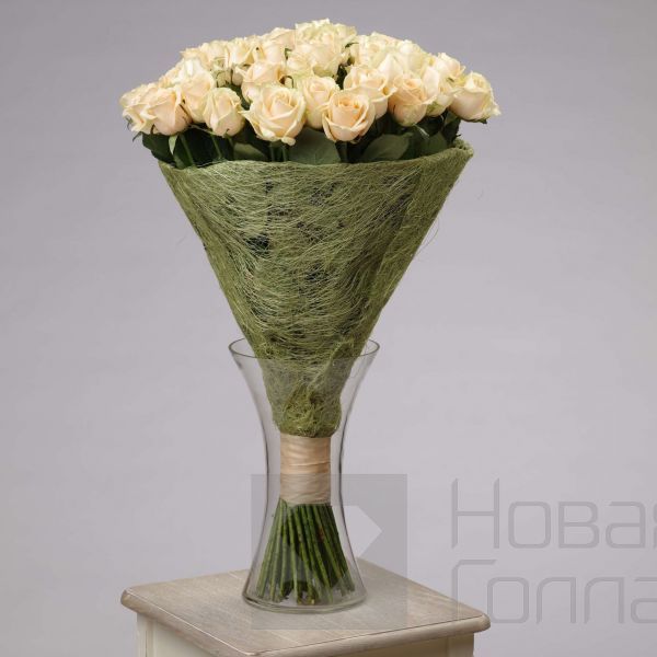 Букет 51 кремовая роза 50 см в вазе