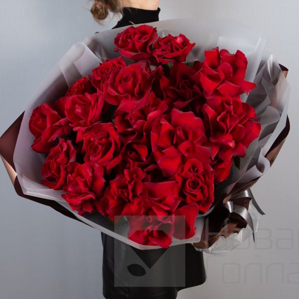 Букет 25 французских красных роз в упаковке 