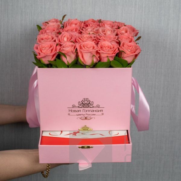 Цветы в коробке с доставкой по Москве