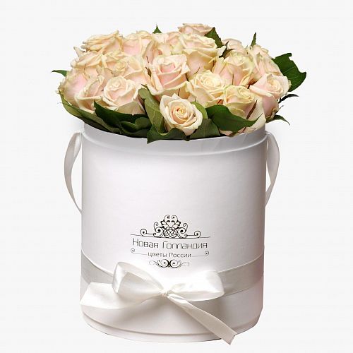 25 нюдовых роз в белой шляпной коробке 