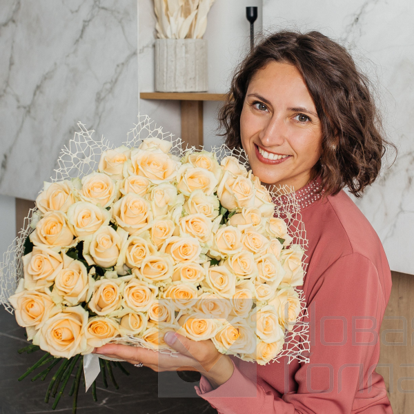 Букет 51 кремовая роза 40см.