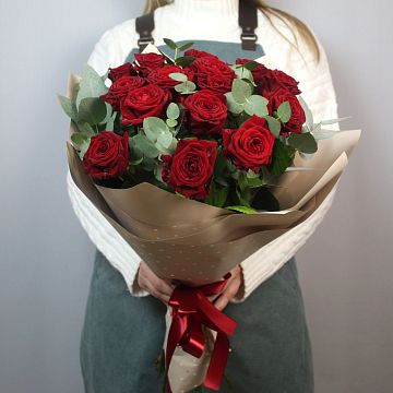 Букет 11 красных роз с декором 60 см