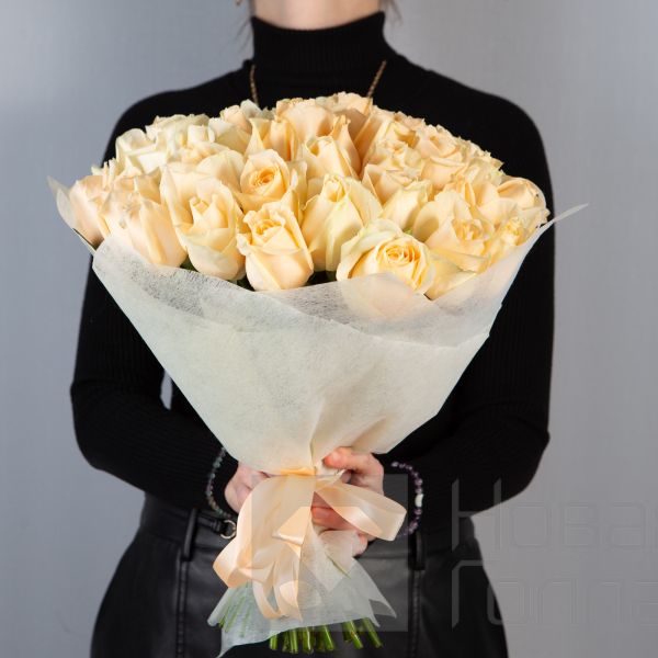 Букет 51 кремовая роз Кения 40 см в упаковке