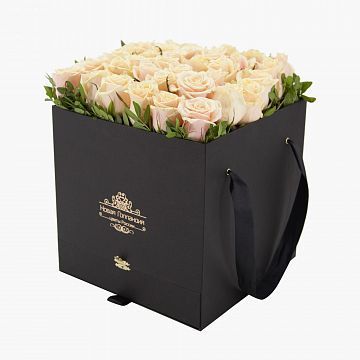 35 нюдовых роз в большой черной коробке шкатулке с макарунсами №469