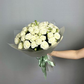 Букет 15 белых кустовых пионовидных роз 40 см Букет 15 белых кустовых пионовидных роз 40 см