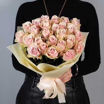 Букет 25 нюдовых роз Кения 40 см в упаковке Букет 25 нюдовых роз Кения 40 см в упаковке