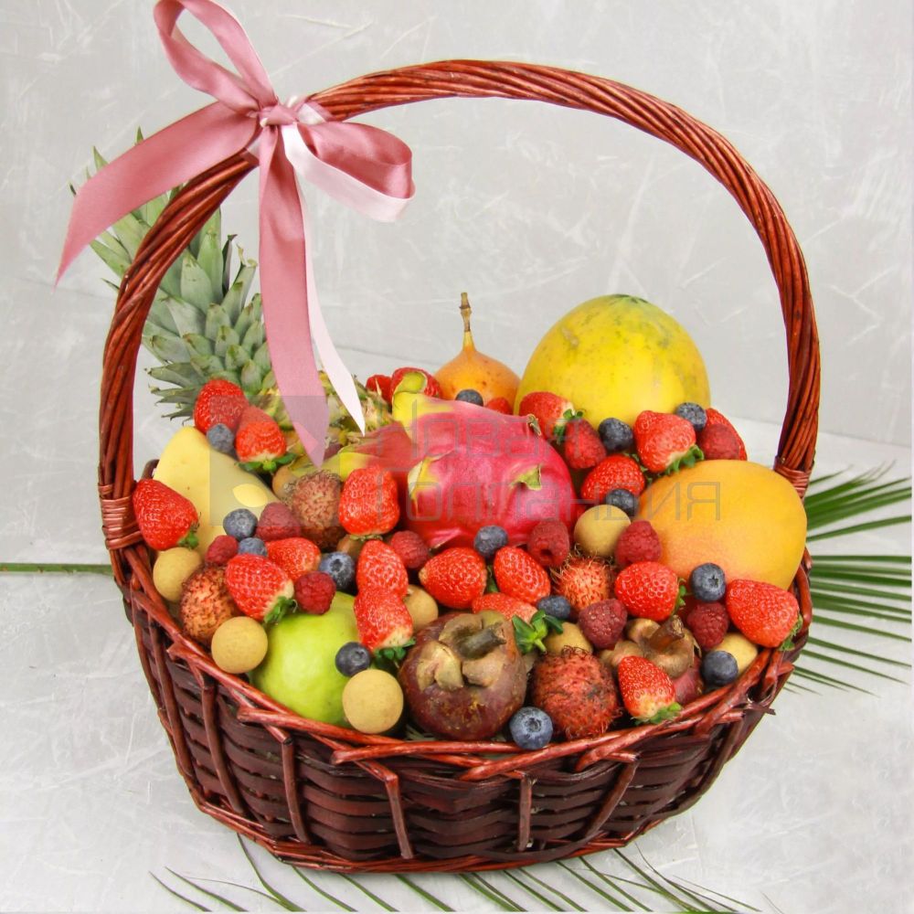 Корзина Экзотика с ягодами L