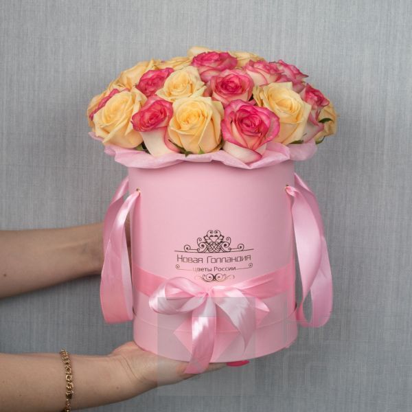 25 кремовых и розовых роз в розовой шляпной коробке LUX