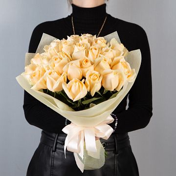Букет 25 кремовых роз Кения 40 см в упаковке Букет 25 кремовых роз Кения 40 см в упаковке