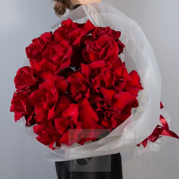 Букет 15 французских красных роз в упаковке 