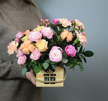 Композиция Сентиментальность деревянном кашпо