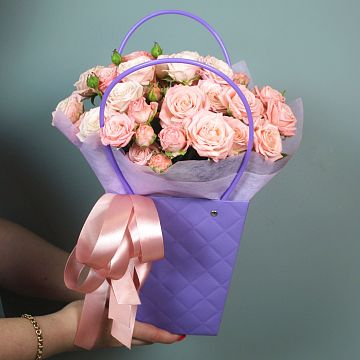 15 кустовых пионовидных роз в фиолетовой сумочке 15 кустовых пионовидных роз в фиолетовой сумочке
