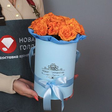 15 оранжевых роз в маленькой голубой шляпной коробке №208 15 оранжевых роз в маленькой голубой шляпной коробке №208