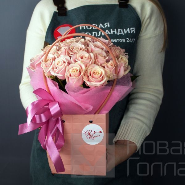 25 нюдовых роз в сумочке "С 8 марта"