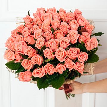 Букет 51 коралловая роза 50 см