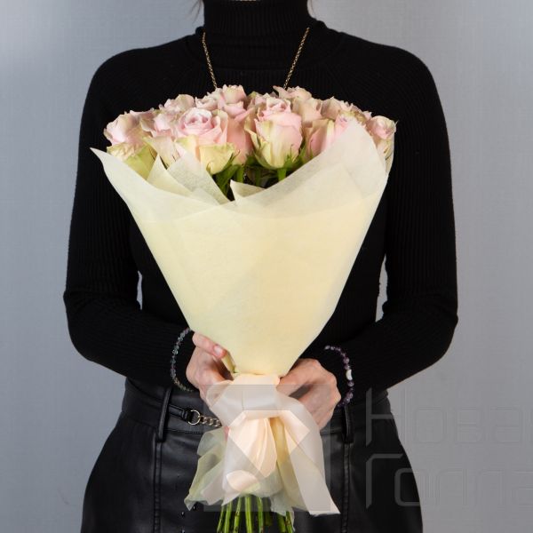 Букет 25 нюдовых роз Кения 40 см  в упаковке