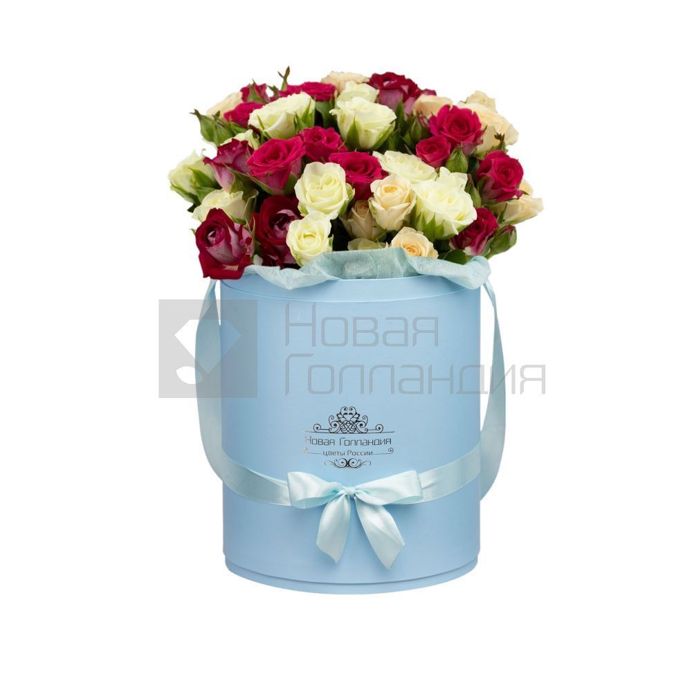Кустовые розы в маленькой голубой шляпной коробке №572