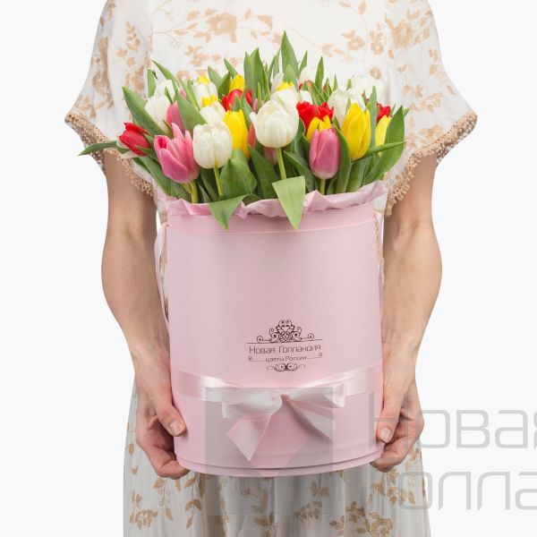 59 тюльпанов микс в большой розовой шляпной коробке №514