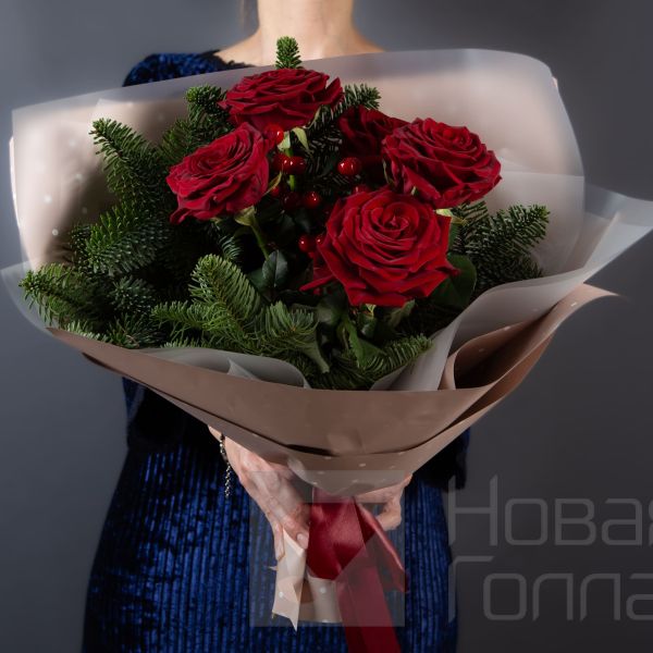 Букет новогоднее настроение из красных роз размер S