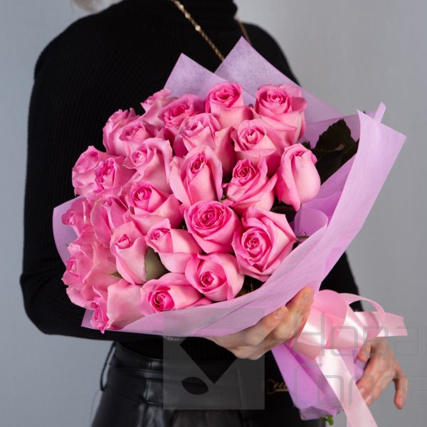 Букет 25 розовых роз Кения 40 см в упаковке