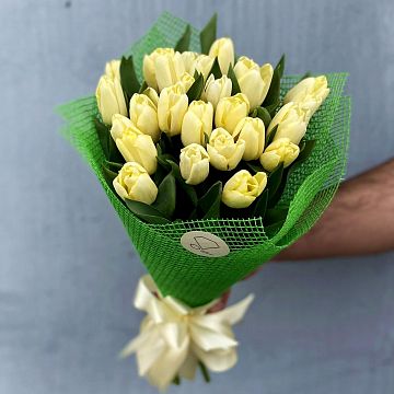 Букет 25 кремовых тюльпанов