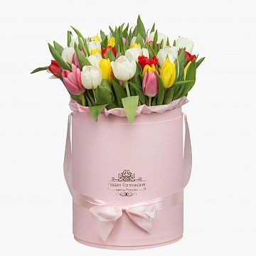 59 тюльпанов микс в большой розовой шляпной коробке №514