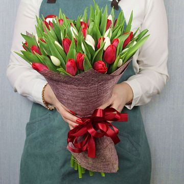 Букет Дуновение весны 51 красно-белый тюльпан