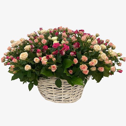 Кустовые розы ассорти в большой корзине