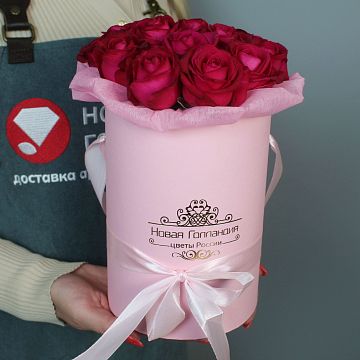 15 малиновых роз в маленькой розовой  коробке № 597 15 малиновых роз в маленькой розовой  коробке № 597