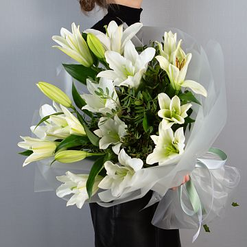 Букет лилия с зеленью Букет лилия с зеленью