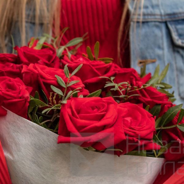 Букет 15 красных роз с декором