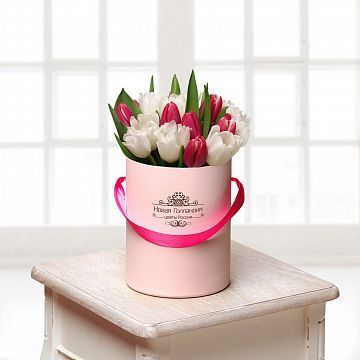 25 красно-белых тюльпанов в маленькой розовой шляпной коробке №417 25 красно-белых тюльпанов в маленькой розовой шляпной коробке №417