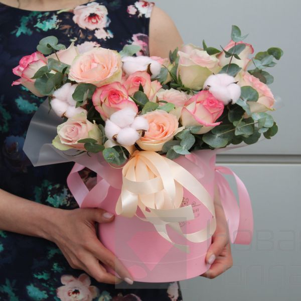 15 роз микс Кения в розовой шляпной коробке