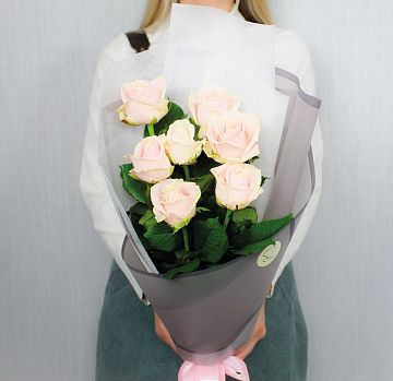 Букет 7 нюдовых роз 60 см