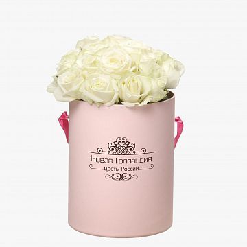 15 белых роз в маленькой розовой шляпной коробке №196 15 белых роз в маленькой розовой шляпной коробке №196