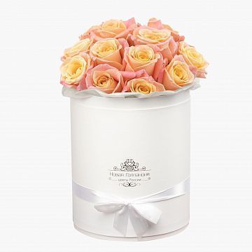 15 персиково-розовых роз в маленькой белой шляпной коробке №574 15 персиково-розовых роз в маленькой белой шляпной коробке №574