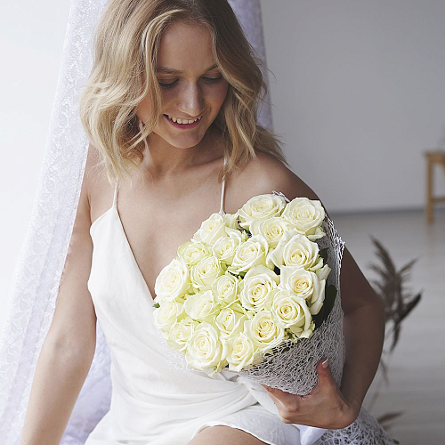 Букет 21 белая роза 50см.